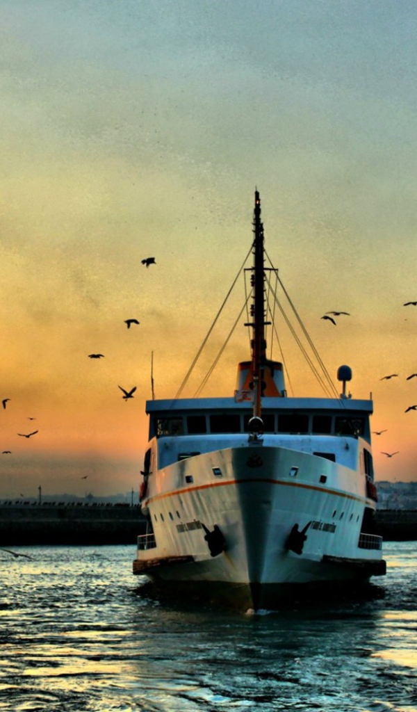 Лодка в бухте Стамбула