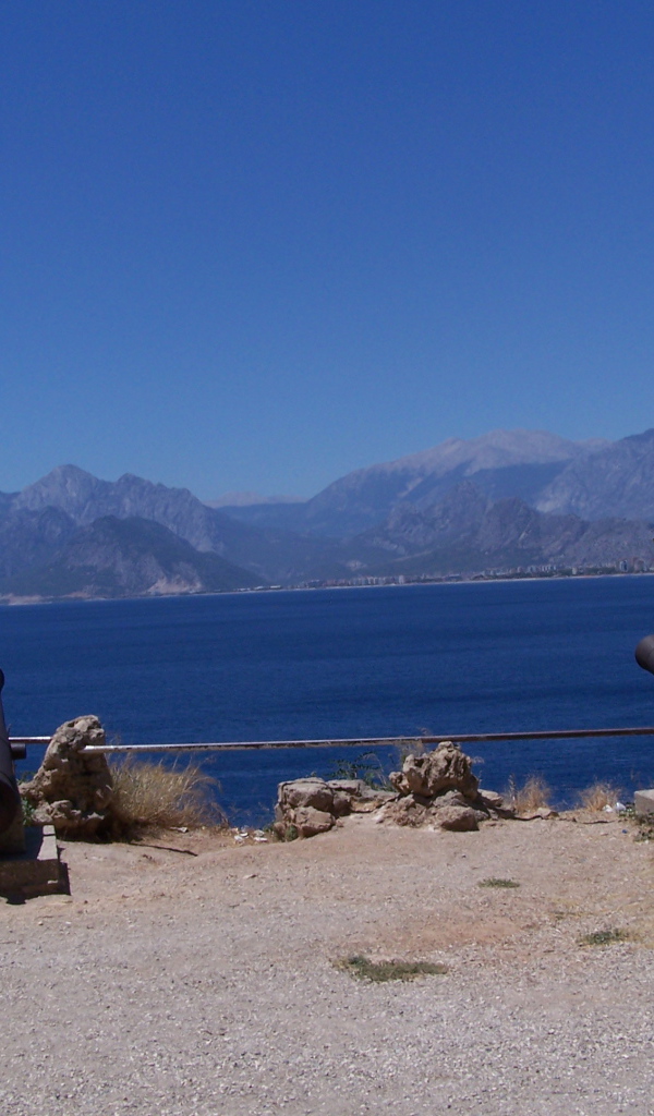 Пушки на побережье в Кушадасы, Турция