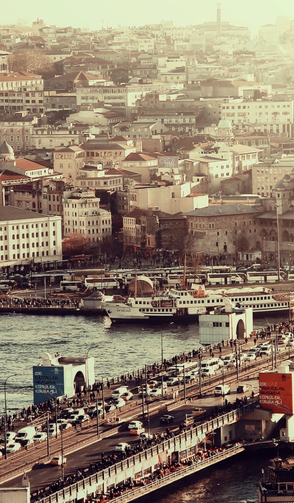 Загруженный мост в Стамбуле