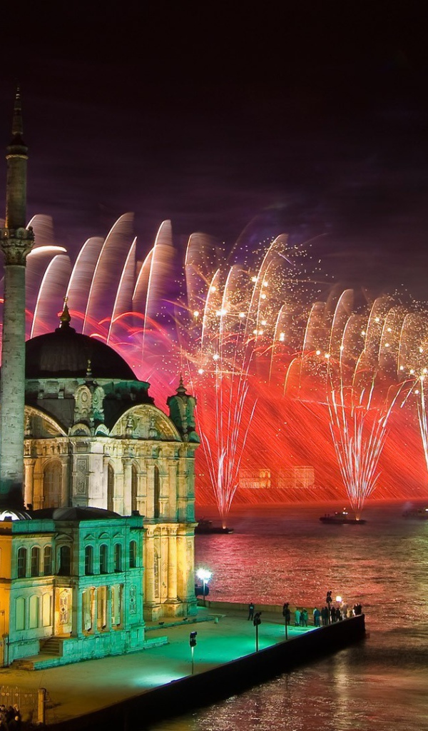 Праздничный фейерверк в Стамбуле