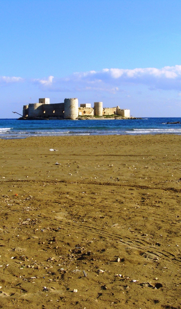 Старинный форт у побережья в Мерсине, Турция