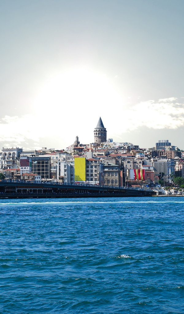 Корабль в заливе в Стамбуле