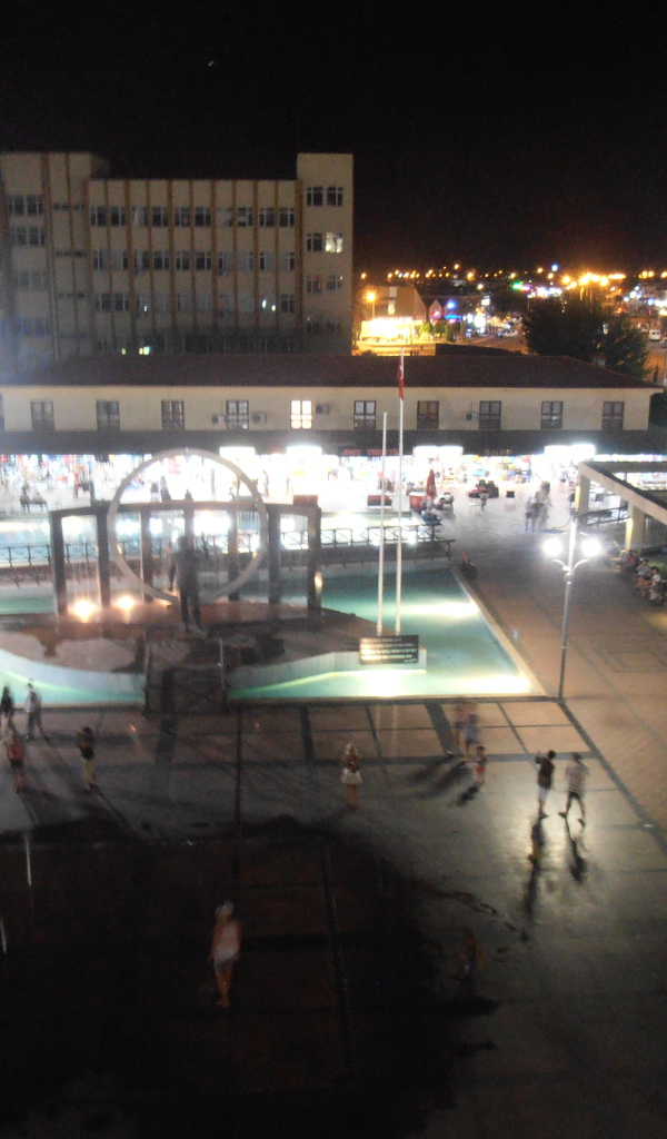 Центральная площадь в Кемер, Турция