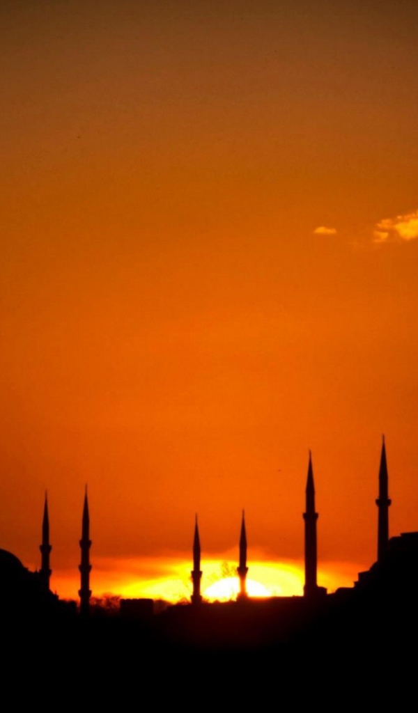 Солнце скрылось за храмами в Стамбуле