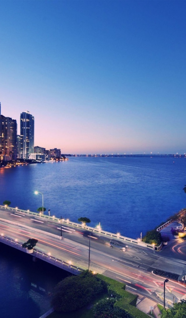 Освещенный мост в Майами