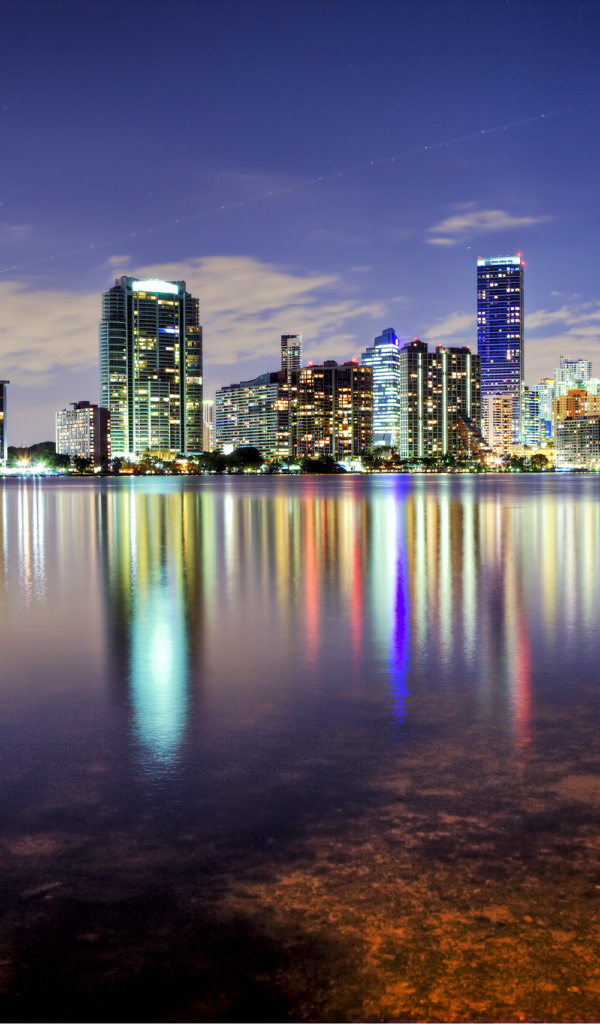 Огни отражаются в заливе в Майами