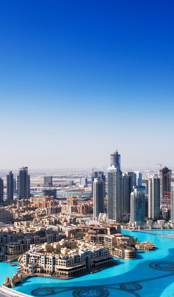 Город Дубаи в лучах солнца