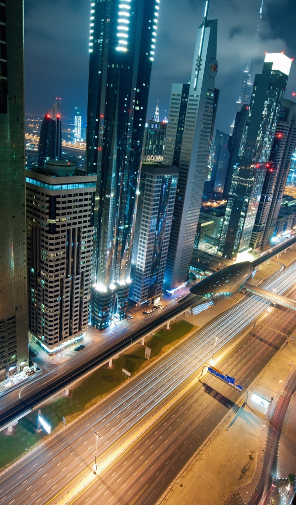 Ночное движение в Дубаи