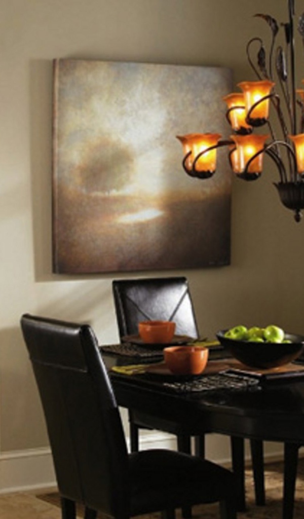 Большая люстра над столом