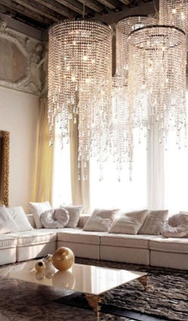 Большая люстра в гостиной