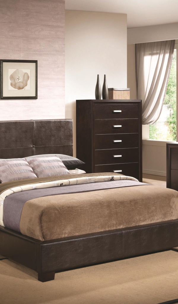 Большое зеркало в спальне