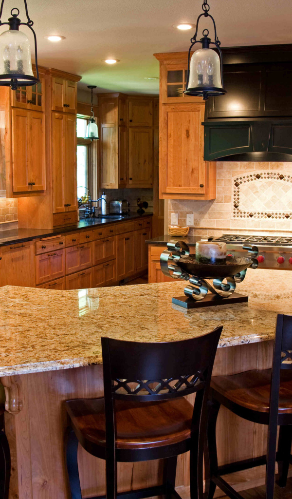 Большой стол в кухне