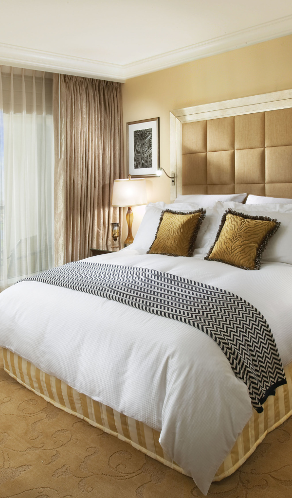 Большое окно в спальне