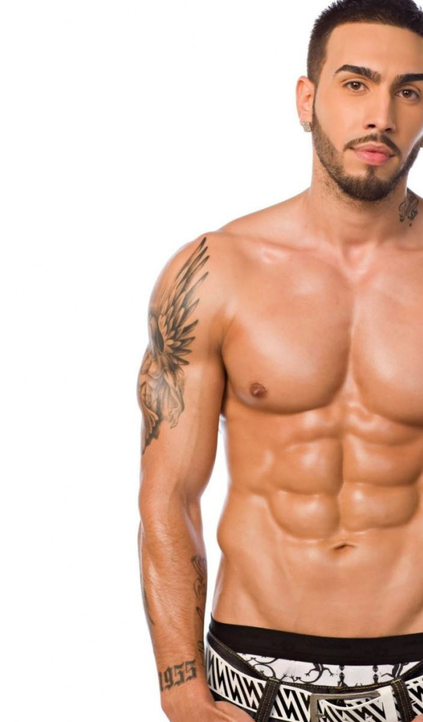 Мужчина с татуированными руками