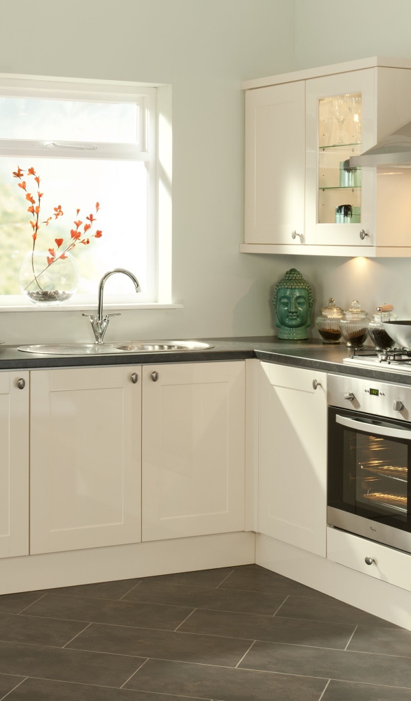 Небольшая светлая кухня