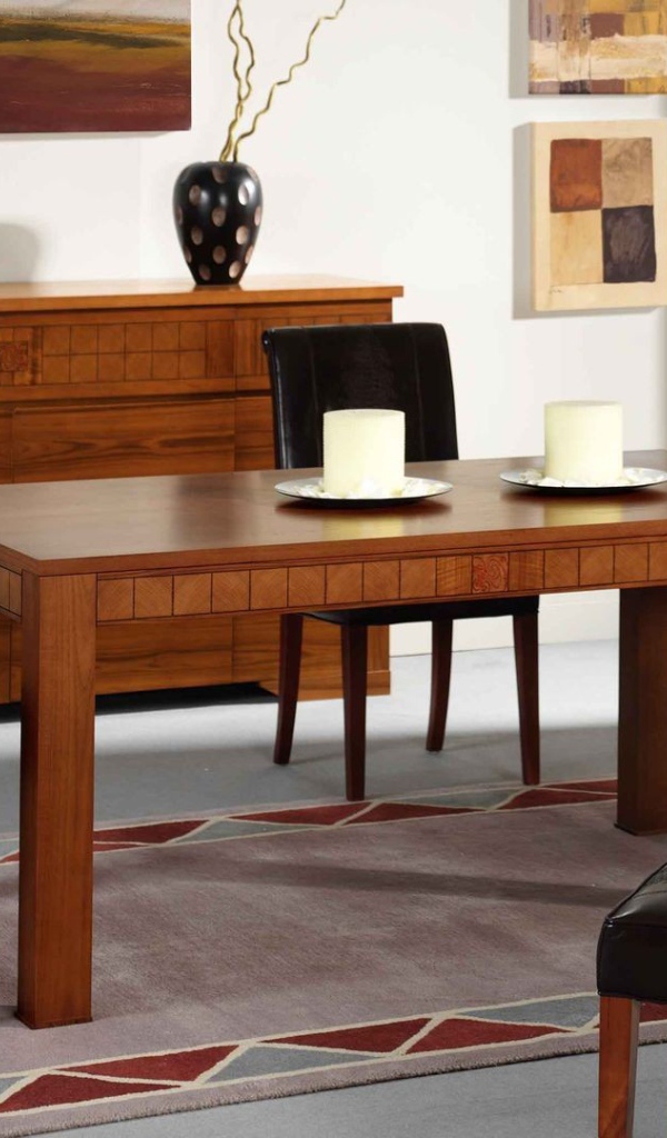 Небольшой стол в столовой