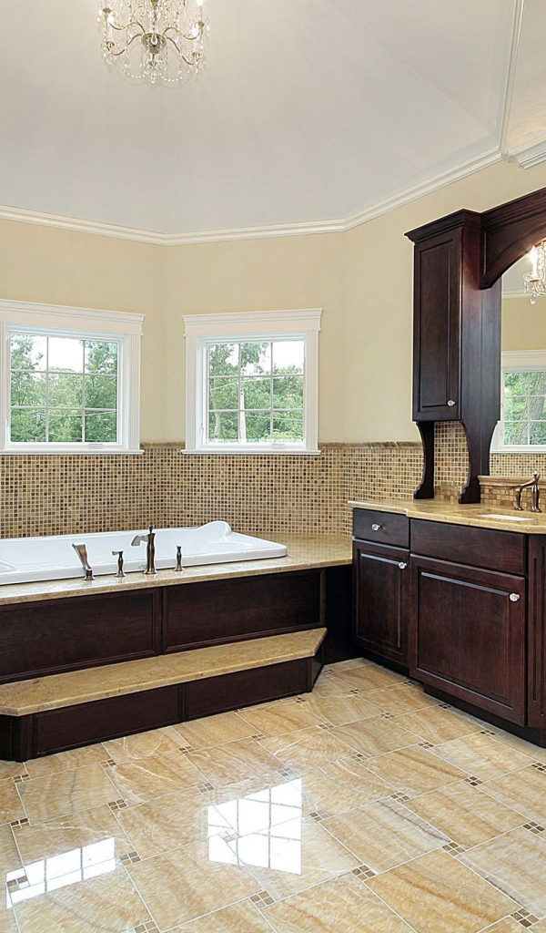 Просторная ванная комната в коричневых тонах