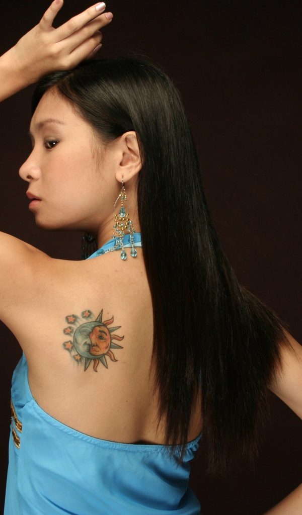 Женщина в голубом платье с тату 