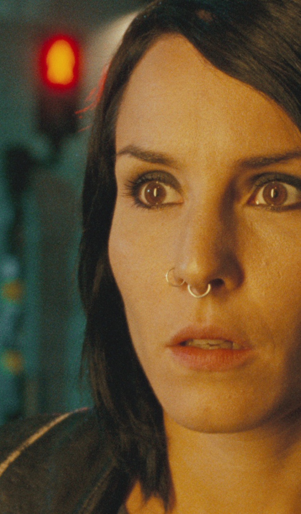 Женщина с пирсингом в носу