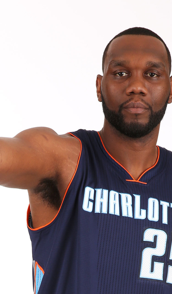 Эл Джефферсон с баскетбольным мячом