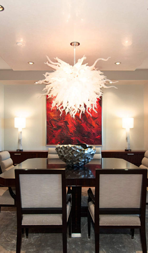 Необычная люстра в столовой