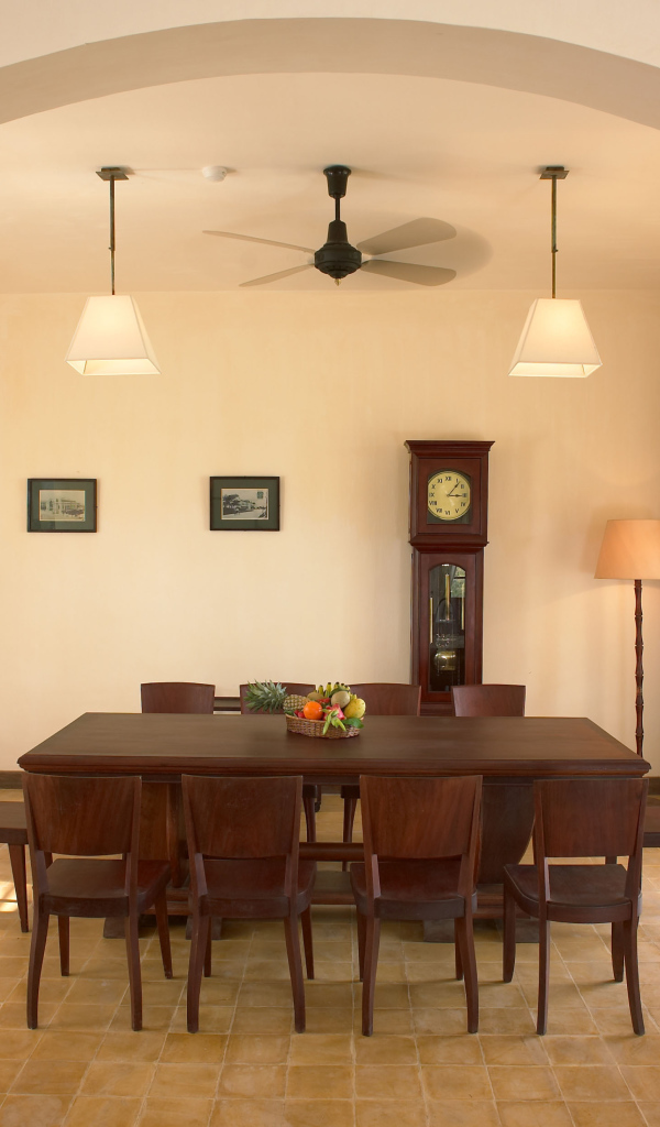 Арка на потолке в столовой