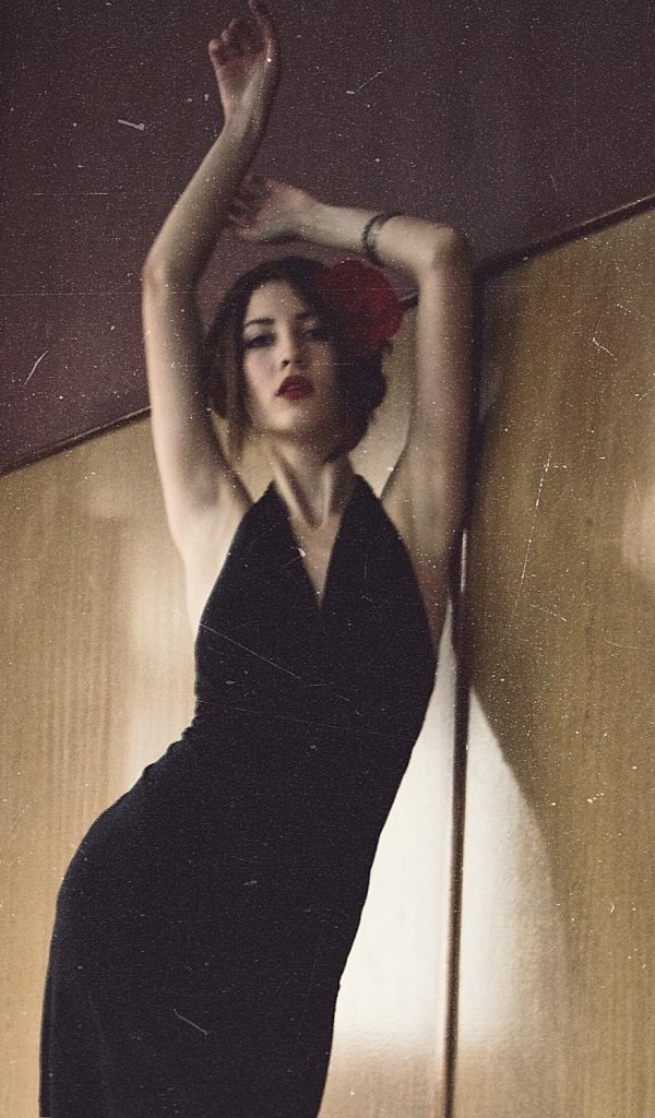 Азиатка в чёрном платье