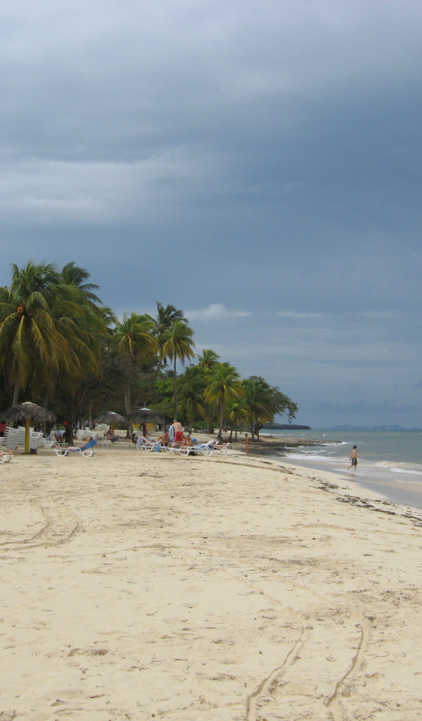 Осенний отдых на пляже на курорте Гуардалавака, Куба