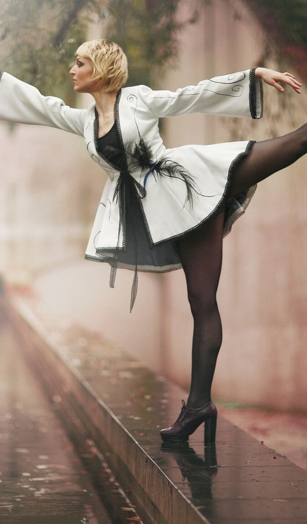 Балерина у реки