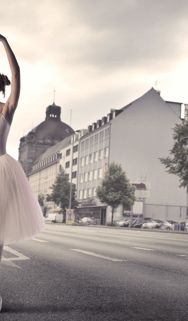 Балерина танцует на улице