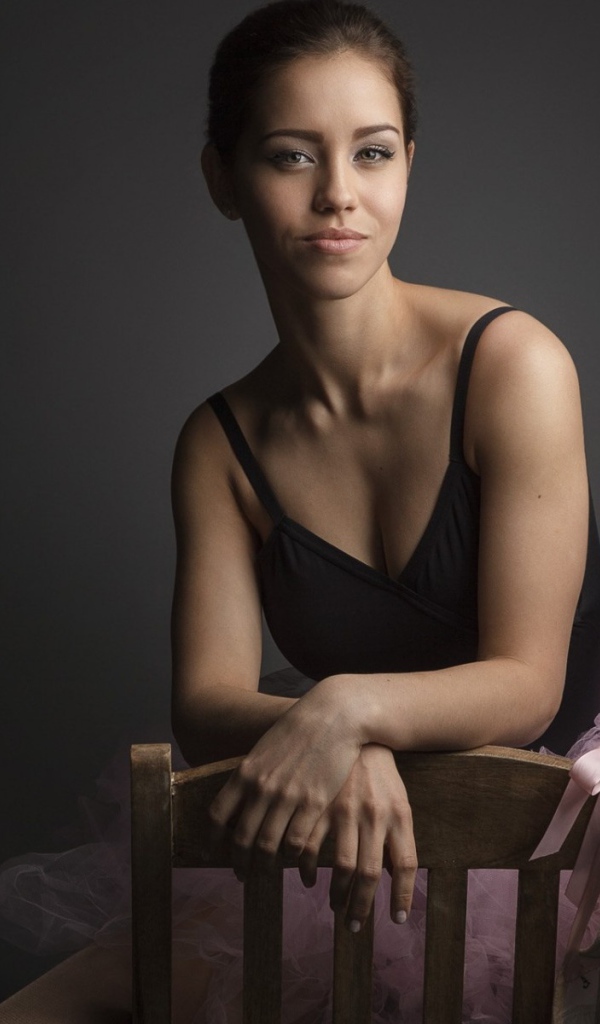 Балерина на стуле