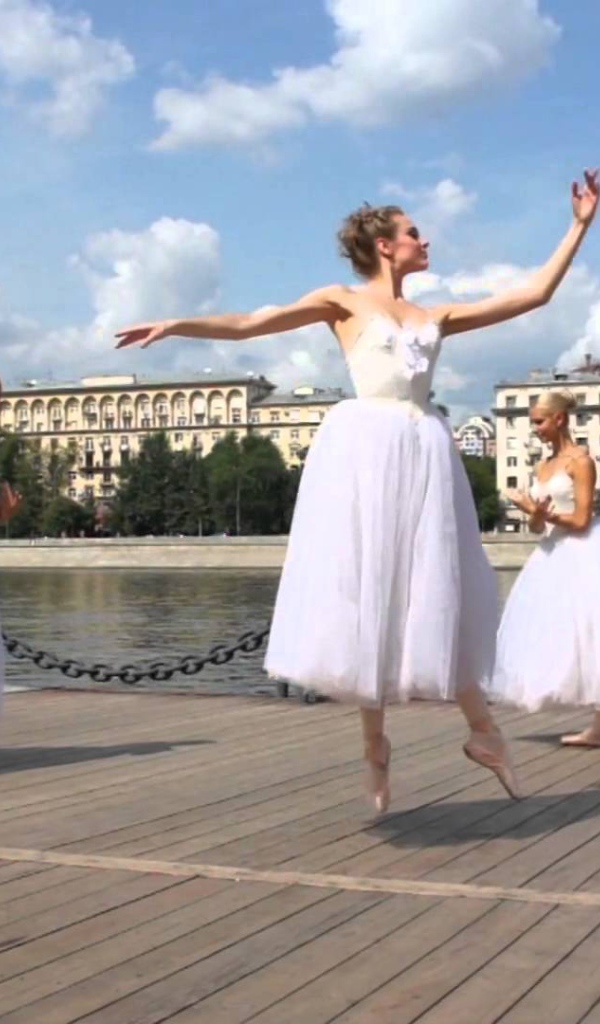 Балерины на пристани