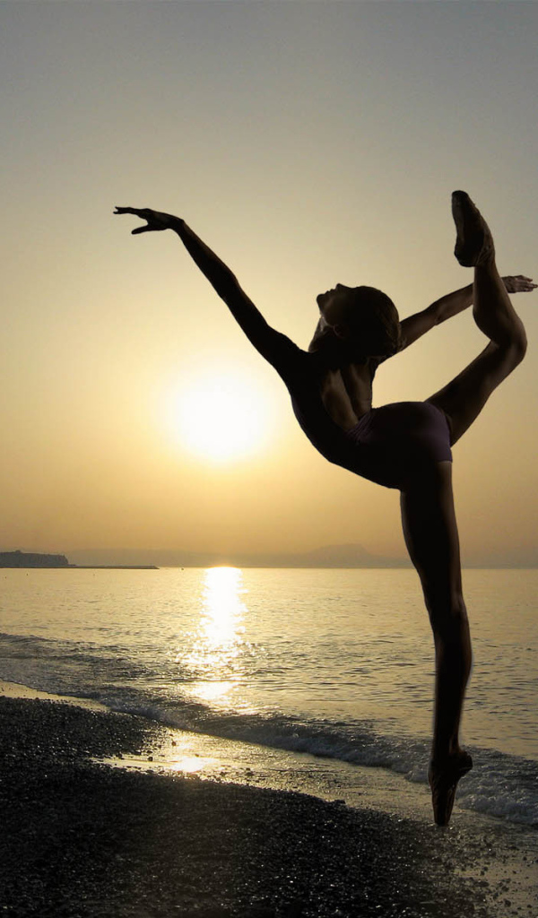 Танец балерины на пляже