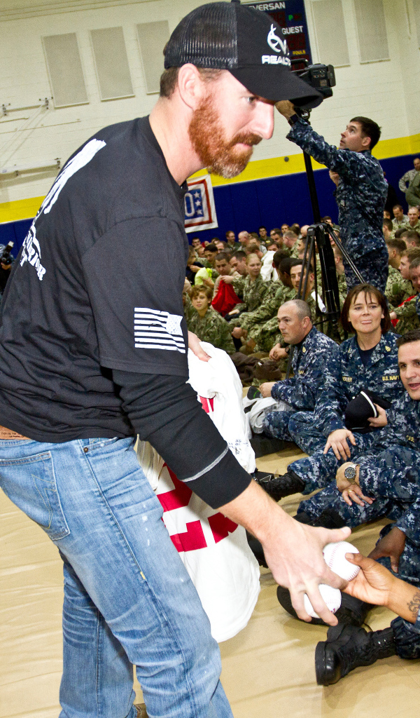 Бейсболист Адам Ляруш с военными