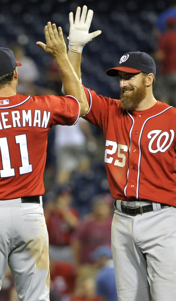 Бейсболист Адам Ляруш с товарищем по команде