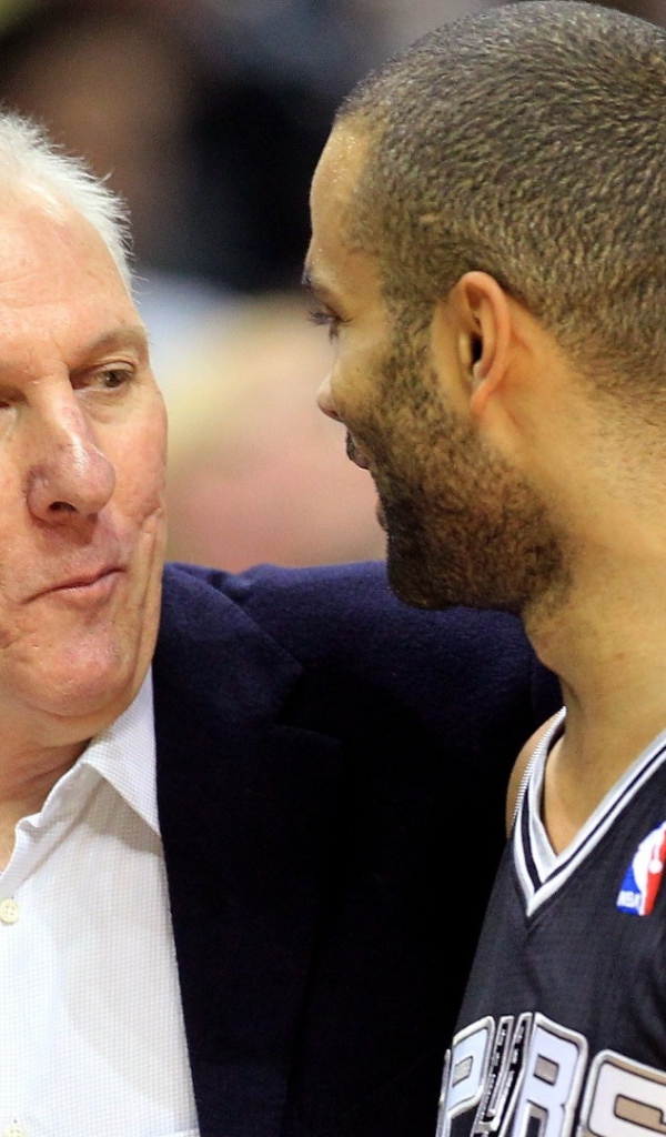 Баскетболист Тони Паркер с тренером Грегом Поповичем