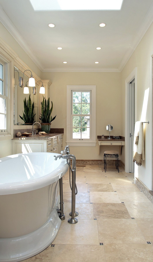 Ванна у окна