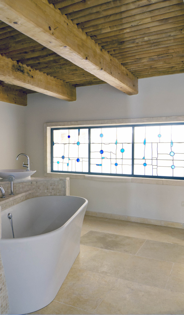 Ванная комната с деревянной крышей
