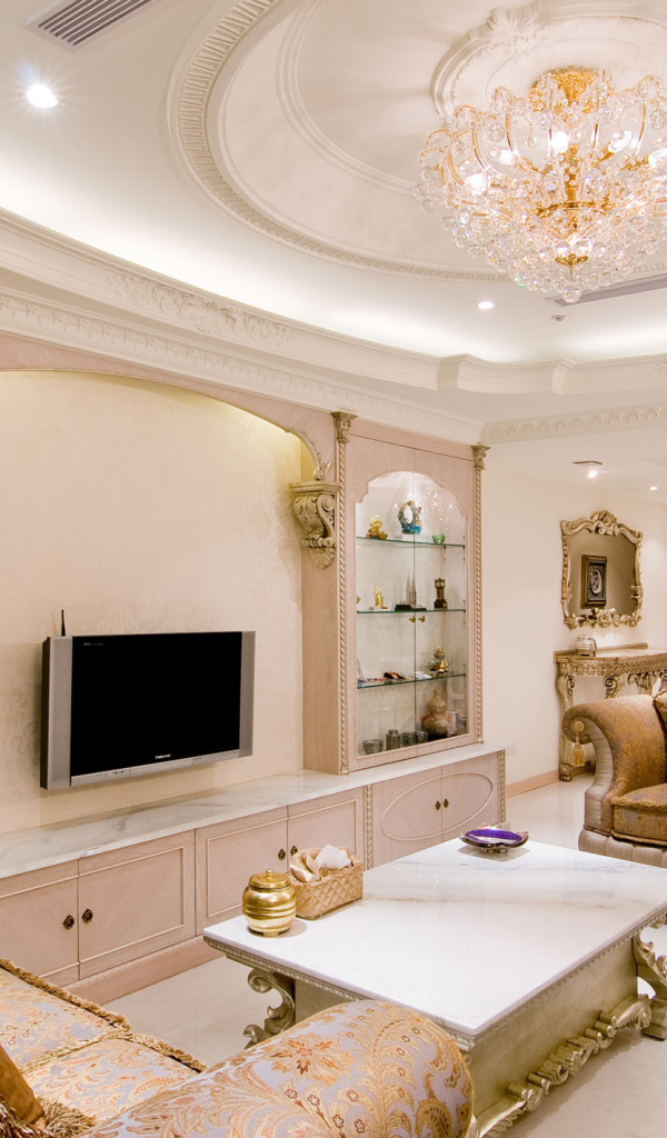 Красивый потолок в гостиной