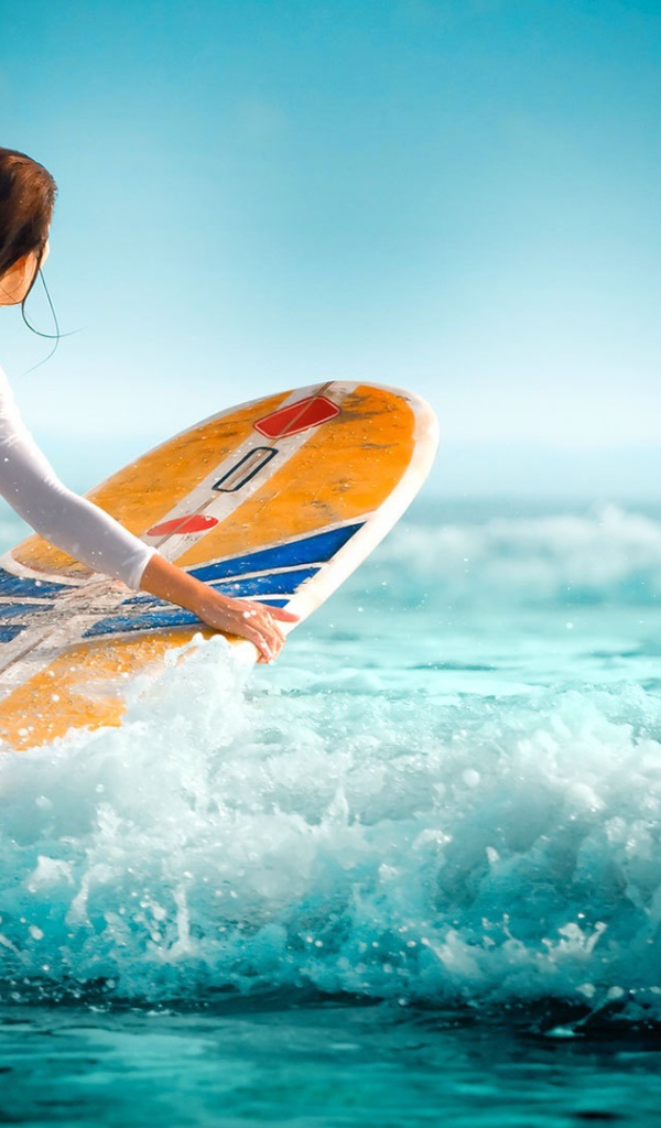 Красивая девушка занимается серфингом