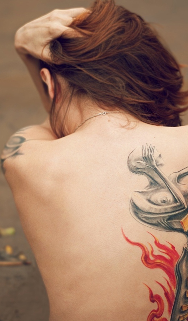Красивая татуировка на спине у девушки