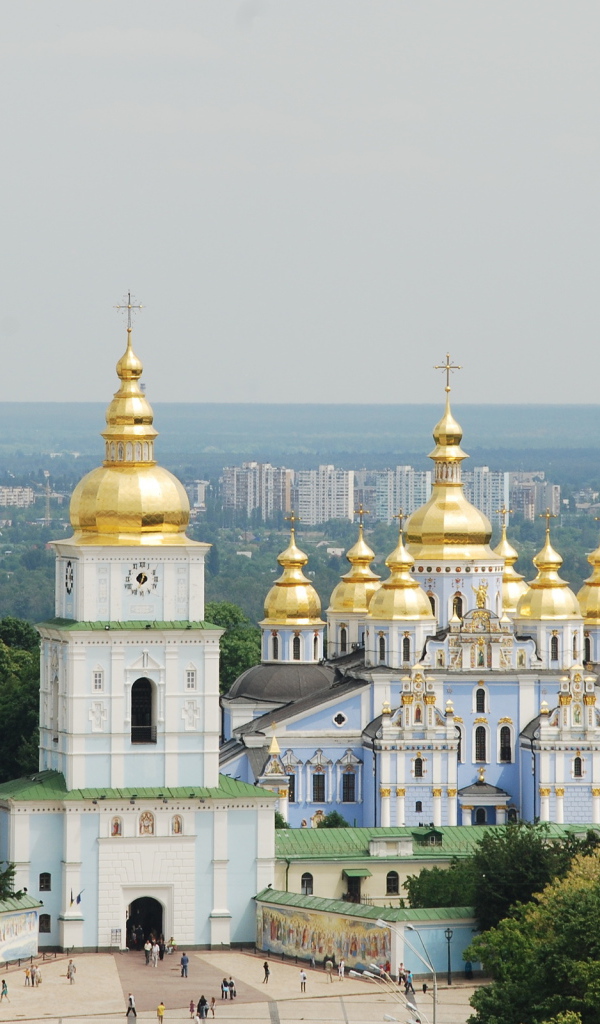 Красивый вид на Михайловский Cобор