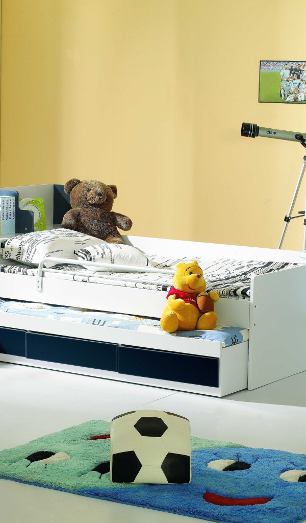 Кровать и игрушки в детской комнате