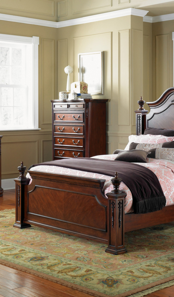 Кровать у окна в спальне