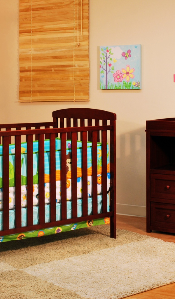 Кровать для грудного ребенка в детской