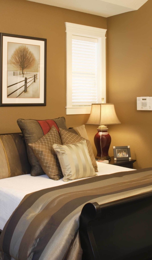 Кровать в спальне