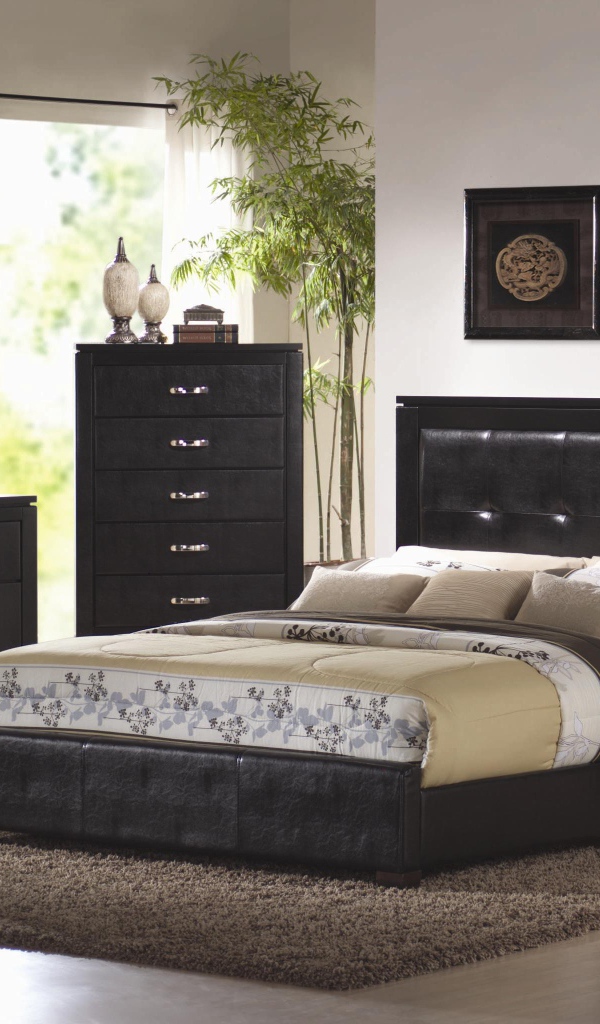 Кровать из черной кожи в спальне