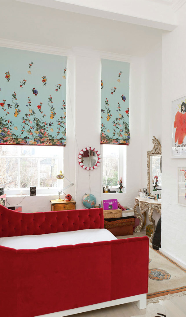 Большая красная кровать в детской
