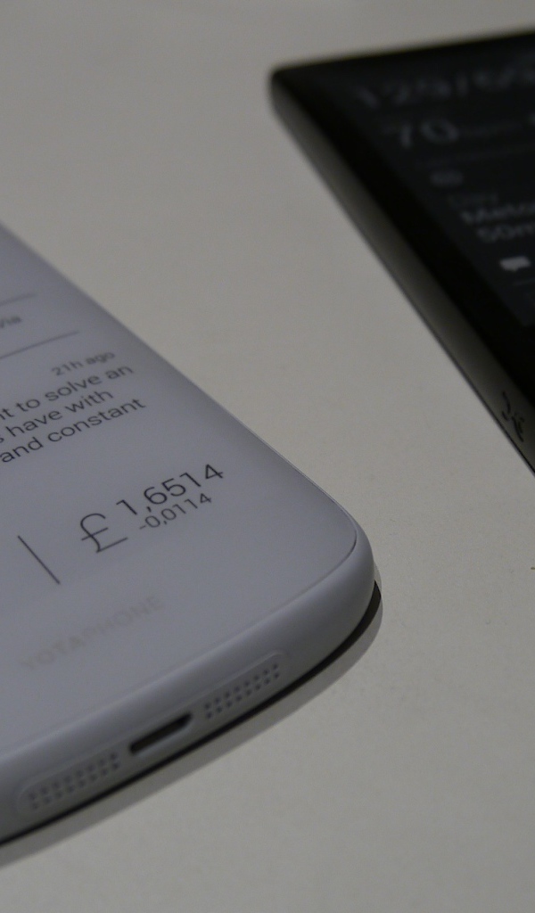 Черный и белый YotaPhone 2