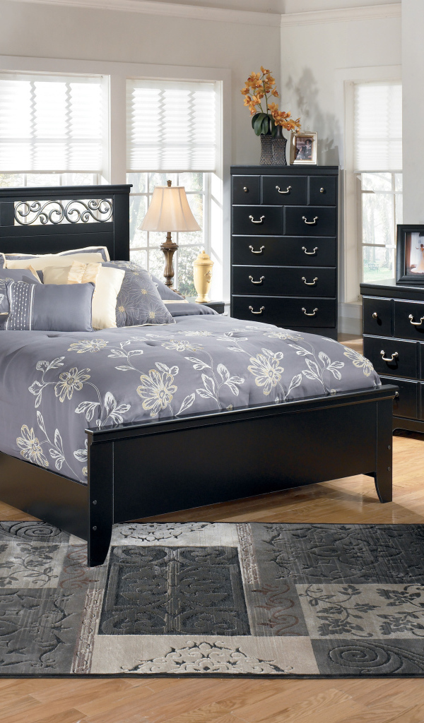 Черная кровать в спальне